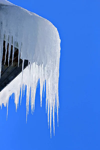 Icicles on the roof — Stock Photo, Image