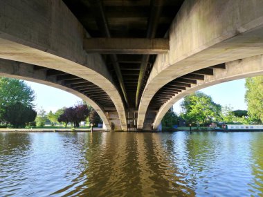 Köprünün altında