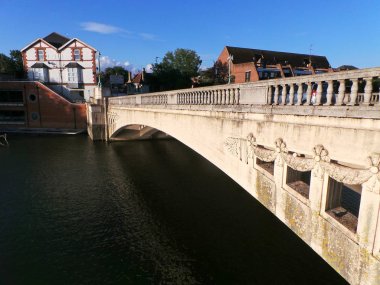 Thames Nehri üzerinde okuma köprü