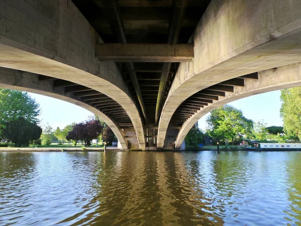 Köprünün altında