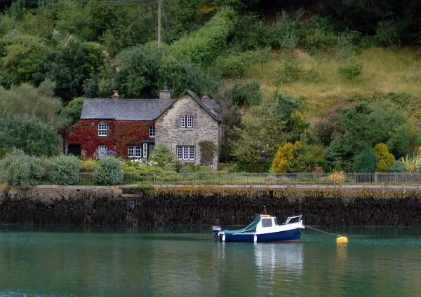 Båt och hus — Stockfoto