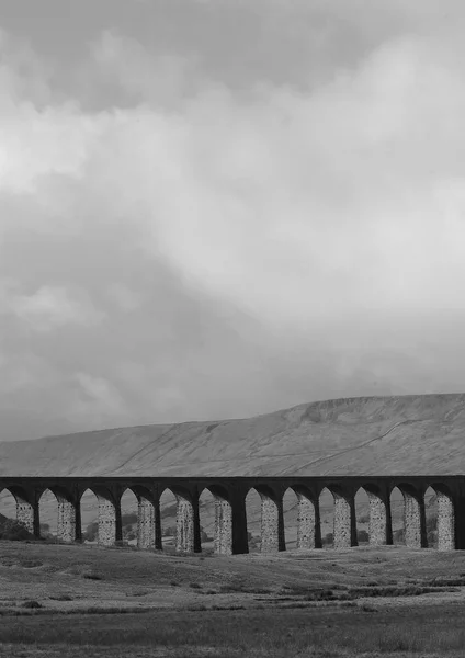 Віадук Ribblehead чорно-білі — стокове фото