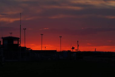 Deniz kenarında günbatımı