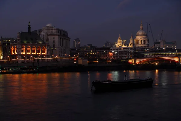 在晚上的泰晤士河 — 图库照片