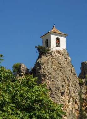 Bir dağın tepesinde bir çan kulesi