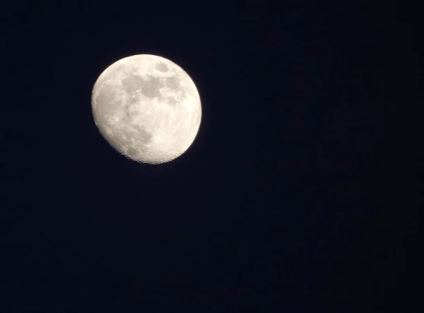 Foto di una luna dei Tre Qaarter di notte — Foto Stock