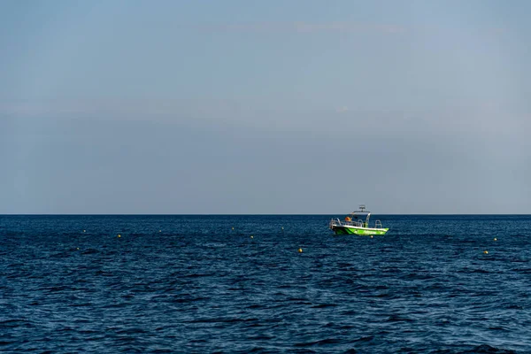 孤零零的爱琴海船 — 图库照片