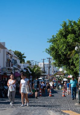 Güneşte alışveriş yapanlar