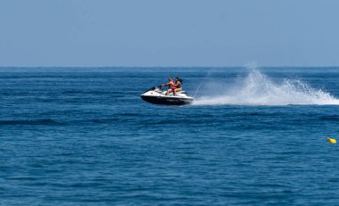 Bir çift jet ski.