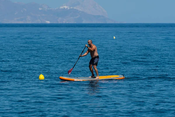 Paddleboardåkare vid Ageiska sjön — Stockfoto