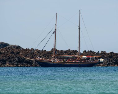 Turist teknesi demir attı.