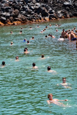 Sıcak suda yüzmek.