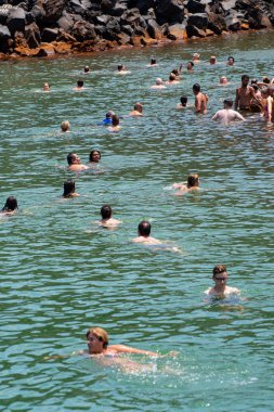 Sıcak suda yüzmek.