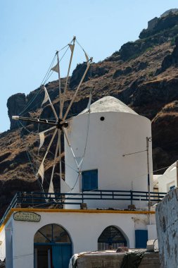 Yel değirmeni ve kafe