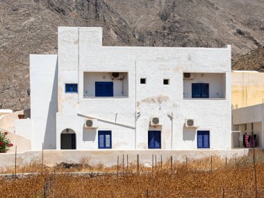 Beyazlatılmış eski ev