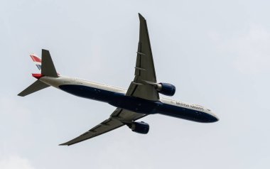 Heathrow, İngiltere - 03 Ağustos 2019: British Airways Boeing 777-336 plakalı G-Stbk, Ba173 sefer sayılı uçak Myrtle Avenue 'den New York Jfk' e giderken Heathrow havaalanından kalkıyor.