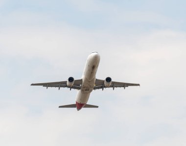 Heathrow, İngiltere - 03 Ağustos 2019: Iberia Airbus A321-213 plakalı EC-JGS, uçuş numarası IB3169 Myrtle Avenue 'den Madrid' e giderken Heathrow havaalanından kalkıyor.