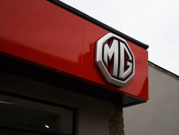 Wickwar, Birleşik Krallık - 07 Eylül 2019: High Street 'teki Mg Car galerisinin ön cephesi