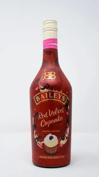 Reading United Kingdom December 2019 Limited Edition Bottle Baileys Red — стокове фото