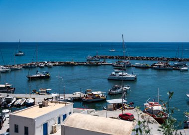 Vilchada, Yunanistan - 18 Temmuz 2019: Santorini 'deki Vilchada Limanı' nda yatlar ve kruvazörler Perissa Yolu 'ndan izlendi