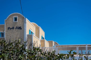 Vilchada, Yunanistan - 18 Temmuz 2019: Perissa 'dan Vilchada yoluna giden Porto Villa tatil evleri