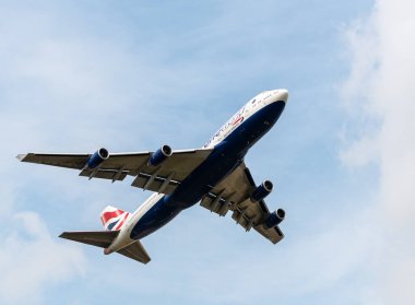 Heathrow, Birleşik Krallık - 03 Ağustos 2019: British Airways Boeing 747-436 plakalı G-CIVM, uçuş numarası BA75 Myrtle Caddesi 'nden Lagos' a giderken Heathrow Havaalanı 'ndan kalkıyor.