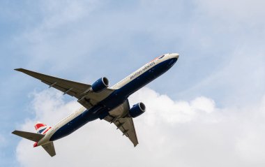 Heathrow, İngiltere - 03 Ağustos 2019: British Airways Boeing 777-36N plakalı G-STBD, BA7 sefer sayılı uçak Myrtle Caddesi 'nden Tokyo' ya giderken Heathrow Havaalanı 'ndan kalkıyor.