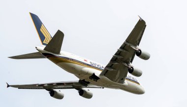 Heathrow, Birleşik Krallık - 03 Ağustos 2019: Singapur Havayolları Boeing A380-841 plakalı 9V-SKY, uçuş numarası SQ317 Myrtle Avenue 'den Singapur' a giderken görüldü.