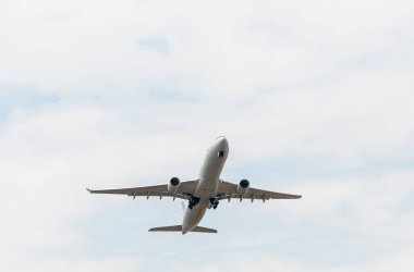 Heathrow, Birleşik Krallık - 03 Ağustos 2019: American Airlines Airbus A330-323 plakalı N272AY, uçuş numarası AA729 Myrtle Avenue 'dan Philadelphia' ya giderken Heathrow havaalanından kalkıyor.