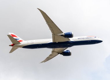 Heathrow, Birleşik Krallık - 03 Ağustos 2019: British Airways Boeing 787-9 Dreamliner plakası G-ZBKM, uçuş numarası BA249 Myrtle Avenue 'den Rio De Janeiro' ya giderken görüldü.