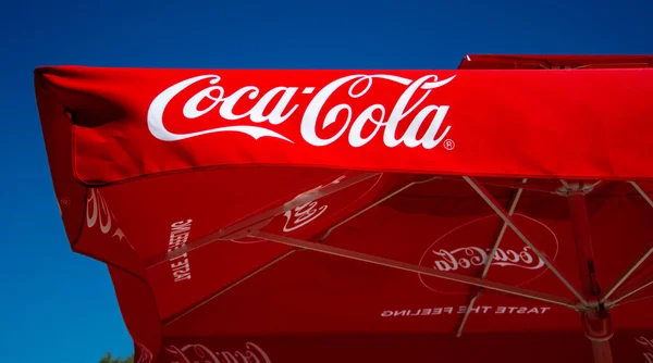 Perissa Görögország 2019 Július Világos Vörös Napernyő Coca Cola Kávézó — Stock Fotó