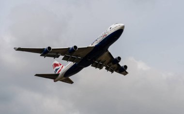Heathrow, İngiltere - 03 Ağustos 2019: British Airways Boeing 747-436 plakalı G-Civc, Ba207 sefer sayılı uçak Myrtle Caddesi 'nden Miami' ye giderken Heathrow Havaalanı 'ndan kalkıyor.