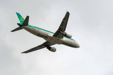 Heathrow, Birleşik Krallık - 03 Ağustos 2019: Aer Lingus Airbus A320-214 plakalı EI-DEC, uçuş numarası EI159 Myrtle Caddesi 'nden Dublin' e giderken Heathrow havaalanından kalkıyor.