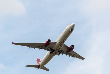 Heathrow, Birleşik Krallık - 03 Ağustos 2019: Virgin Atlantic Airbus A330-343 plakalı G-VINE, uçuş numarası VS137 Myrtle Avenue 'den New York' a giderken Heathrow Havaalanı 'ndan kalkıyor.