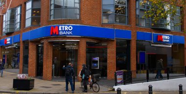 Guildford, Birleşik Krallık - Kasım 06 2019: Kuzey Caddesi 'ndeki Metro Bank Şubesinin girişi