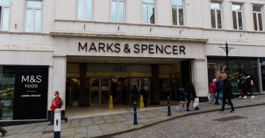 Guildford, İngiltere - Kasım 06 2019: Marks ve Spencer mağazasının girişi