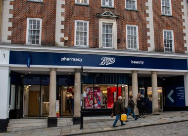 Guildford, Birleşik Krallık - Kasım 06 2019: Boots Chemist 'in ana caddedeki cephesi
