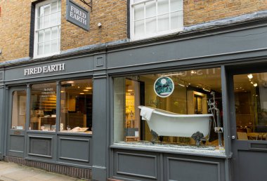 Guildford, İngiltere - Kasım 06 2019: Chapel Caddesi 'ndeki Ateş Toprak ev tasarım mağazasının ön cephesi