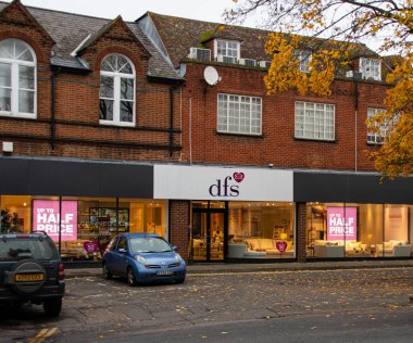 Guildford, İngiltere - Kasım 06 2019: Kuzey Caddesi 'ndeki DFS mobilya mağazasının ön cephesi