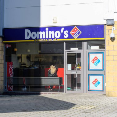 Chichester, Birleşik Krallık - 19 Ocak 2020: Dominos 'un ön cephesi Chichester Kapısı' ndan çekildi
