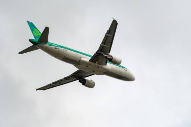 Heathrow, Birleşik Krallık - 03 Ağustos 2019: Aer Lingus Airbus A320-214 plakalı EI-DEC, uçuş numarası EI159 Myrtle Caddesi 'nden Dublin' e giderken Heathrow havaalanından kalkıyor.