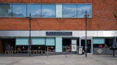 Gloucester, İngiltere - 08 Eylül 2019: Merchant 's Road' daki Pizza Express restoranının ön cephesi