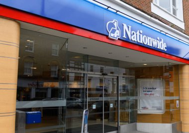 Guildford, İngiltere - Kasım 06 2019: High Street 'teki Ülke çapındaki banka şubesinin girişi