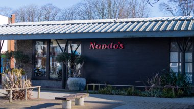 Chichester, Birleşik Krallık - 19 Ocak 2020: Chichester Kapısı 'ndaki Nandos restoranının cephesi