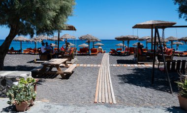 Perissa, Yunanistan - 18 Temmuz 2019: Perissa sahilinin üzerinde Ege Denizi 'ne giden bir sahil yolu