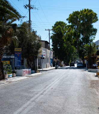 Perissa, Yunanistan - 18 Temmuz 2019: Fira boyunca Perissa yoluna bakan manzara