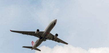 Heathrow, İngiltere - 03 Ağustos 2019: Türk Havayolları Airbus A330-303 plakalı Tc-Lnd, uçuş numarası Tk1980 Myrtle Avenue 'dan İstanbul' a giderken Heathrow havaalanından kalkıyor.