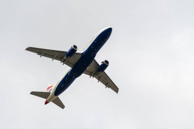 Heathrow, Birleşik Krallık - 03 Ağustos 2019: British Airways Airbus A320-232 plakalı G-EUYJ, uçuş numarası BA358 Myrtle Avenue 'den Lyon' a giderken Heathrow havaalanından kalkıyor.
