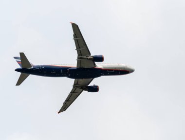 Heathrow, Birleşik Krallık - 03 Ağustos 2019: Aeroflot Airbus A320-214 plakalı VQ-BIR, uçuş numarası SU2577 Myrtle Bulvarı 'ndan Moskova' ya giderken Heathrow Havaalanı 'ndan kalkıyor.