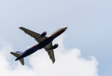 Heathrow, Birleşik Krallık - 03 Ağustos 2019: Aeroflot Airbus A320-214 plakalı VQ-BIR, uçuş numarası SU2577 Myrtle Bulvarı 'ndan Moskova' ya giderken Heathrow Havaalanı 'ndan kalkıyor.